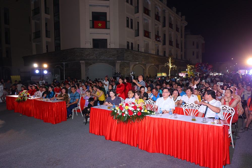 HIM LAM THUONG TIN JUDGES MUSIC NIGHT CELEBRATING 70 YEARS OF LIBERATION OF THUONG TIN DISTRICT